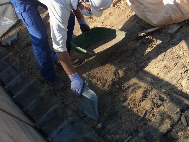 土葺きの土を回収